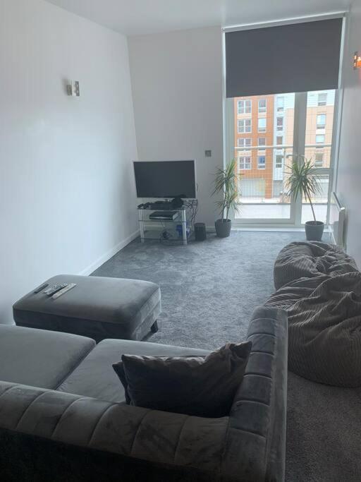 Recently Refurbished Apt Central Mk Free Parking Милтън Кейнс Екстериор снимка
