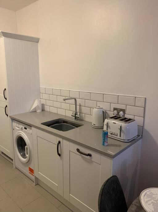 Recently Refurbished Apt Central Mk Free Parking Милтън Кейнс Екстериор снимка