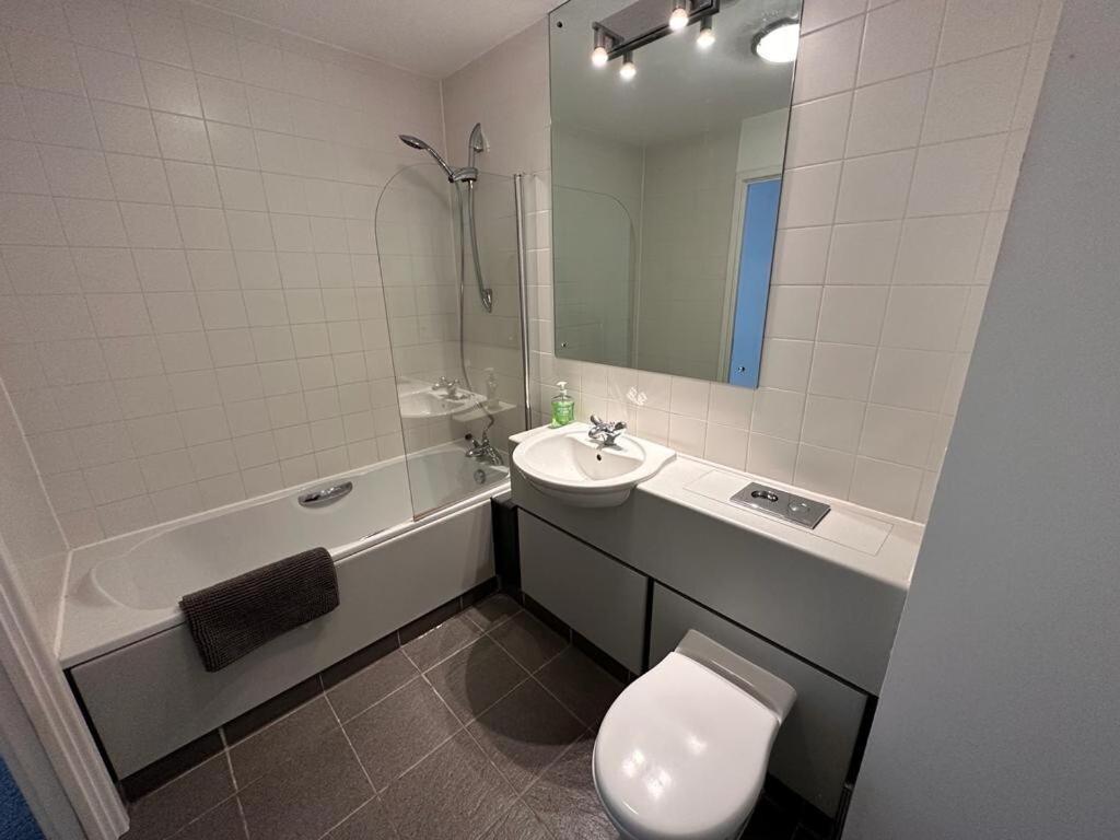 Recently Refurbished Apt Central Mk Free Parking Милтън Кейнс Екстериор снимка
